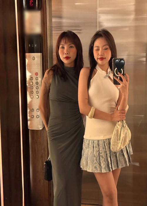 Chị gái ruột cũng là stylist của Phương Mỹ Chi, góp phần giúp nữ ca sĩ thăng hoa trên sân khấu. (Ảnh FBNV)