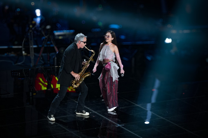 Phương Mỹ Chi còn gửi lời cảm ơn đến nghệ sĩ saxophone Charlie sau tiết mục ở bán kết 2 Sing! Asia. (Ảnh FBNV)