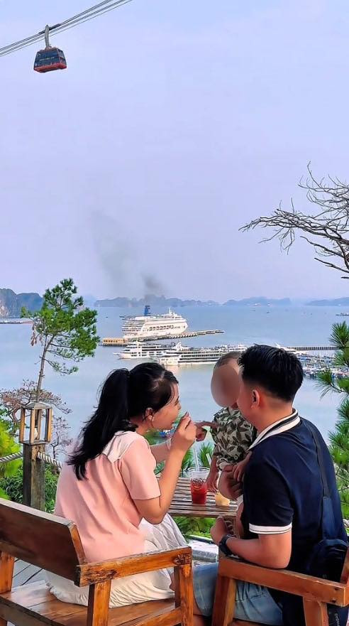 Lúc gia đình cầm điện thoại lên thì mới biết con tàu bị lật và gia đình chị đã may mắn thoát nạn. (Ảnh: Gia Đình nhà Thóc)