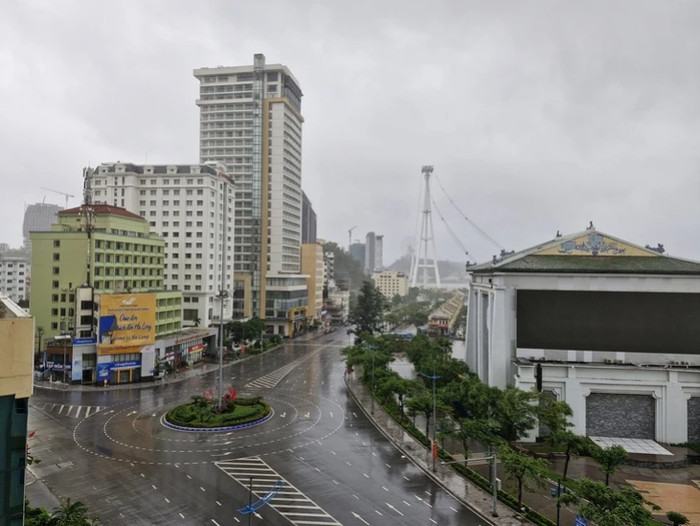 Ảnh chụp đường phố Hạ Long lúc 6h10 ngày 22/7, không có gió, chỉ có mưa nhỏ. Ảnh: NAM TRẦN/Tuổi Trẻ Online 