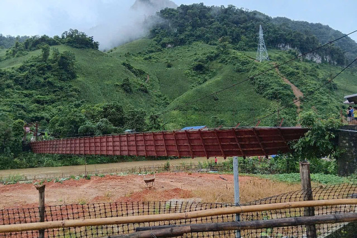 Chiếc cầu treo bị đứt cáp đã nghiêng mạnh về một bên. Ảnh: Chảo Mắn On