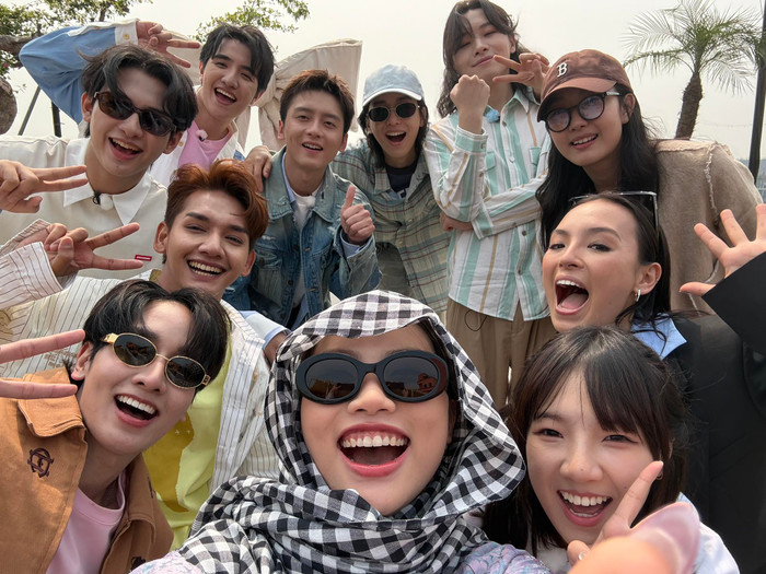 Hình ảnh đáng yêu của Phương Mỹ Chi cùng các thí sinh trong chương trình Sing! Asia 2025. Ảnh: FBNV