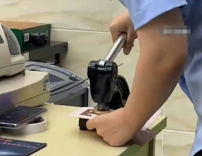 Đăng ký kết hôn, cặp đôi bất ngờ nhận giấy... ly hôn Ảnh 3