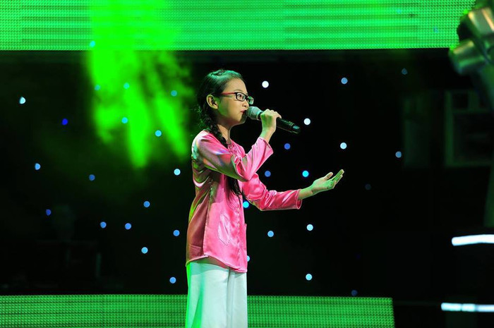 Phương Mỹ Chi khi trình diễn tại sân khấu The Voice Kids Vietnam 2013. Ảnh: FBNV