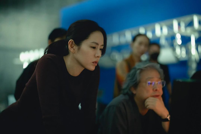 Son Ye Jin thể hiện sự tập trung cao độ khi làm việc. Ảnh: IGNV