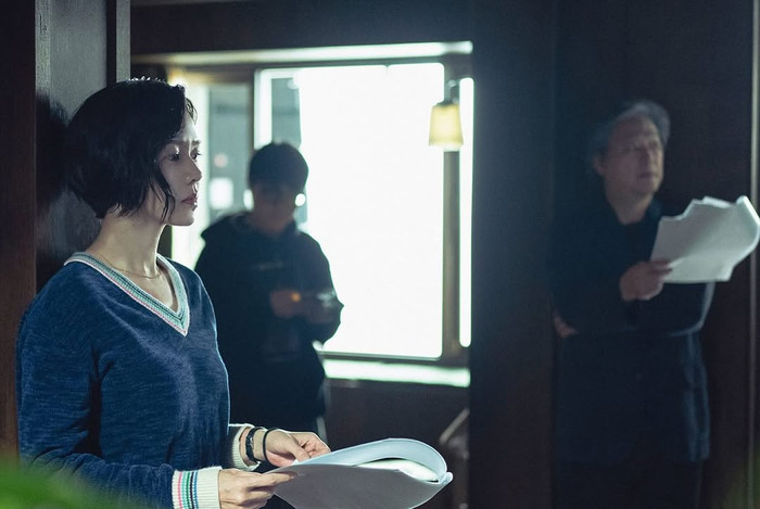 Son Ye Jin hé lộ mái tóc ngắn khi chia sẻ ảnh hậu trường làm việc. Ảnh: IGNV
