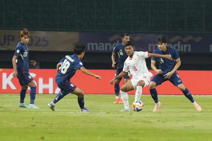 Dù vào bán kết nhưng U23 Thái Lan bị CĐV nhà chê tả tơi khi chỉ hoà U23 Myanmar. Ảnh: FAT