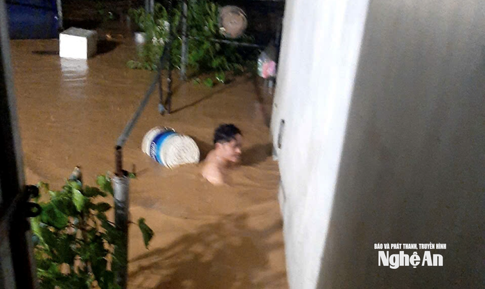 Mực nước lũ ở Nghệ An đã gần tới cổ người lớn. Ảnh: Đào Thọ