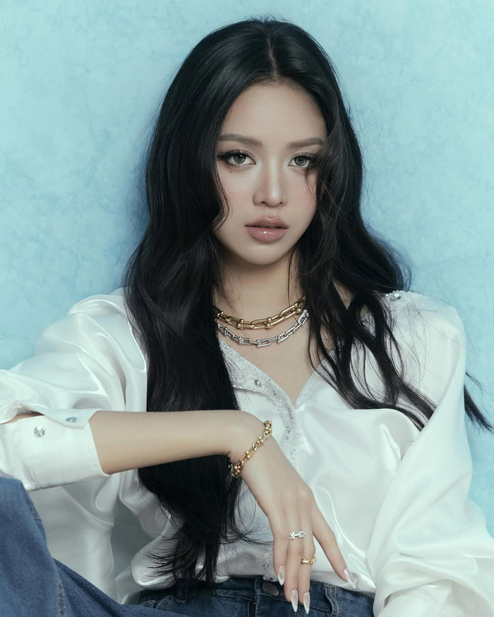 Hoa hậu Thanh Thủy chọn lối trang điểm thiên về tông nude ngọt ngào, tập trung nhấn vào đôi mắt sâu với eyeliner sắc nét và hàng mi dày cong vút, mang đến vẻ cuốn hút khó rời. 