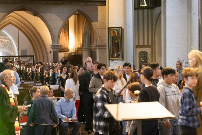 Rất đông bạn bè đến tham dự tang lễ của cặp song sinh tại nhà thờ St. Petri, thành phố Hamburg.