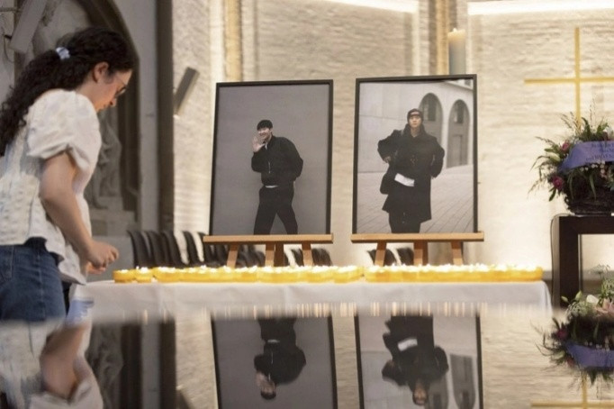 Tang lễ của cặp song sinh được truyền hình trực tiếp để người thân ở Việt Nam chia sẻ nỗi đau.