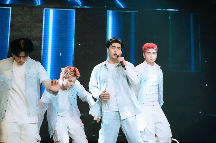 Hồ Quang Hiếu vẫn chăm chỉ làm việc, tích cực nhận lời đi biểu diễn ở các sân khấu lớn nhỏ. Ảnh: FBNV