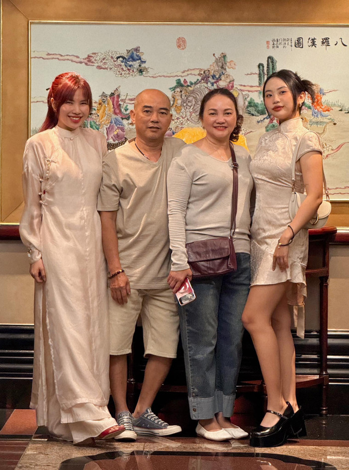 Phương Mỹ Chi bên cạnh gia đình. (Nguồn ảnh: FBNV)