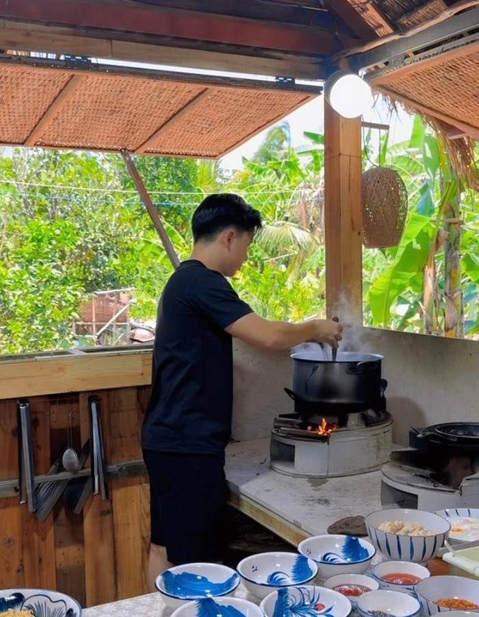 Quản lý là người tạm thời thay Huỳnh Anh Tuấn nấu ăn, quay clip chia sẻ lên trang cá nhân. (Ảnh FBNV)