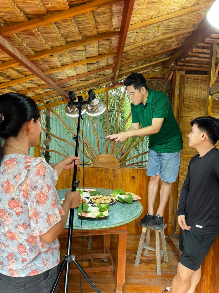 Sau cơn đột quỵ, nam diễn viên lo lắng tình hình của căn bếp và nhờ quản lý tạm thời thay anh làm công việc 'giữ lửa'. (Ảnh FBNV)