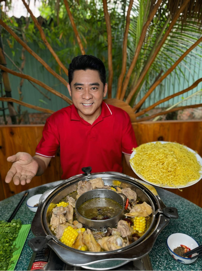 Hình ảnh giản dị, quen thuộc của Huỳnh Anh Tuấn trong gian bếp ở Long An được nhiều khán giả yêu thích trong thời gian qua. (Ảnh FBNV)