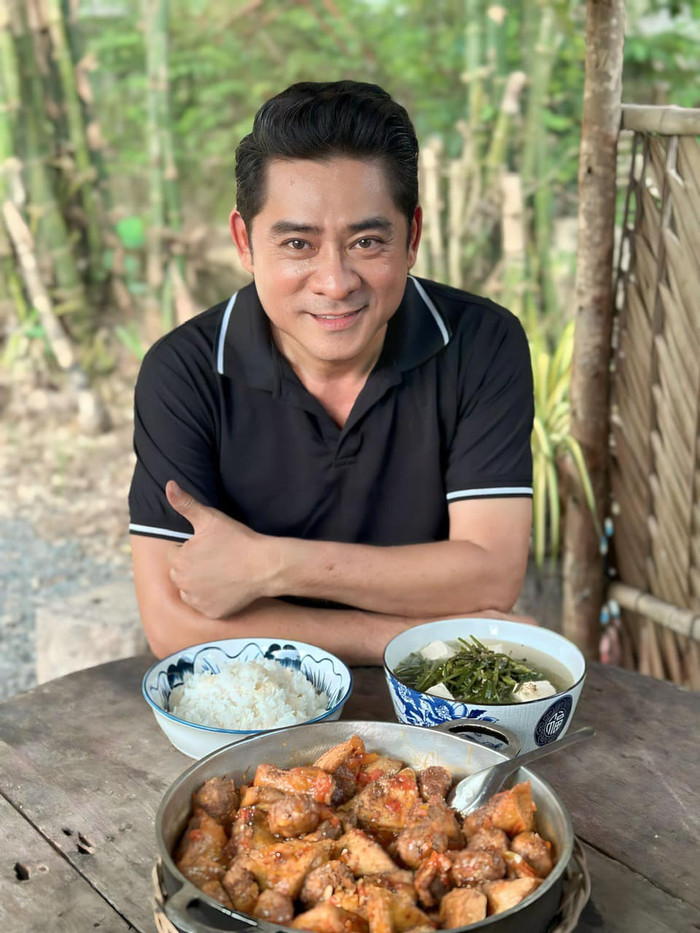 Trợ lý xuất hiện thay Huỳnh Anh Tuấn còn được xem là một chiến lược thông minh trong việc duy trì tương tác mạng xã hội khi nghệ sĩ tạm thời vắng bóng. (Ảnh FBNV)