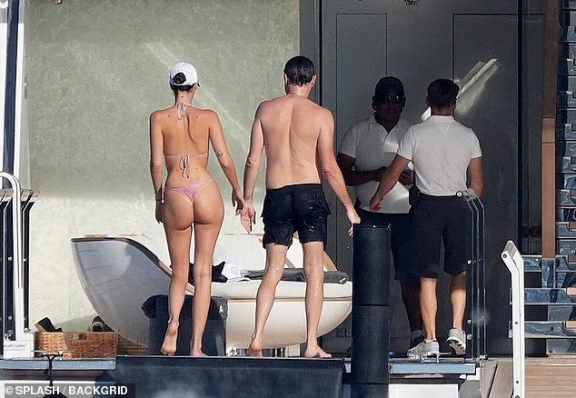 Cô siêu mẫu đã đồng hành cùng anh trong hàng loạt kỳ nghỉ tại vùng nhiệt đới. (Splash)