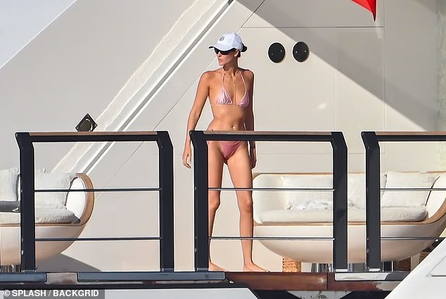 Vittoria khiến không khí 'nóng bỏng' khi khoe dáng gợi cảm trong bộ bikini màu hồng nhạt. (Splash)