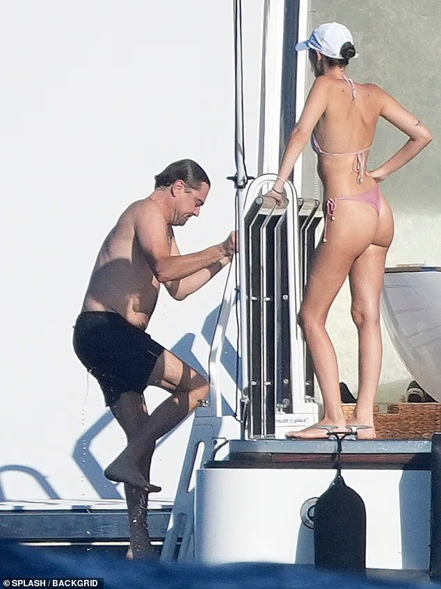 Ngôi sao của Titanic được bắt gặp để trần trên du thuyền, tận hưởng một ngày xa hoa giữa biển cả ở Saint-Tropez cùng bạn gái. (Splash)