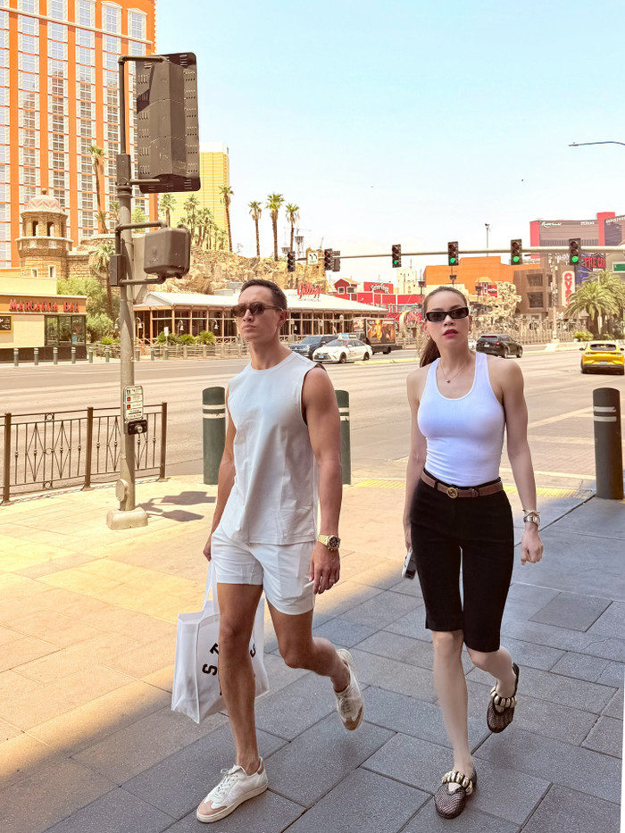 Vợ chồng Hồ Ngọc Hà ưu ái trang phục năng động khi xuống phố.