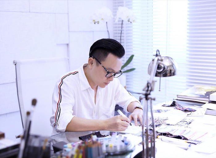 Công Trí là nhà thiết kế nổi tiếng, những trang phục của anh từng được nhiều nghệ sĩ trong và ngoài nước ưa chuộng. Ảnh: IGNV