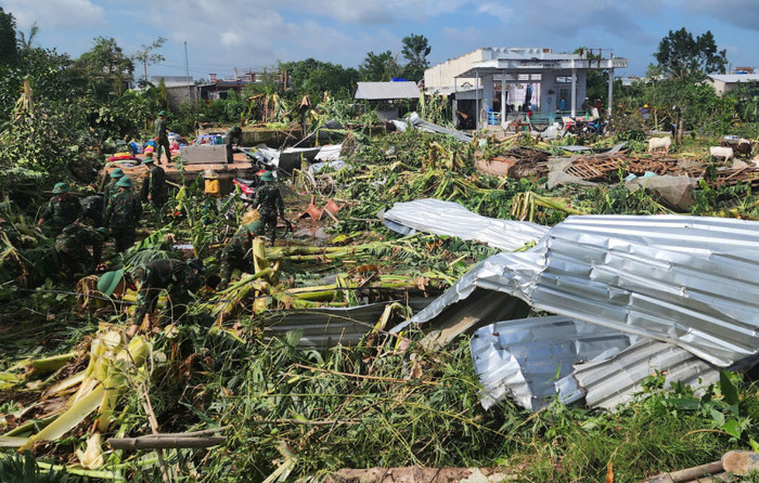 Dông lốc gây thiệt hại nặng tại xã Ba Sao và phường Mỹ Ngãi. Ảnh: Báo CAND