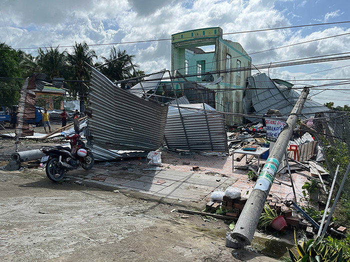Nhà anh Nguyễn Duy Khánh phần mái bị dông lốc cuốn bay. Ảnh: Báo Đồng Tháp 