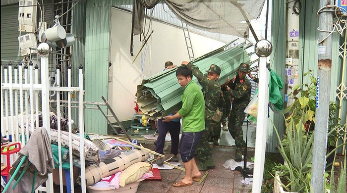 Lực lượng chức năng hỗ trợ người dân khắc phục thiệt hại. Ảnh: Báo Đồng Tháp