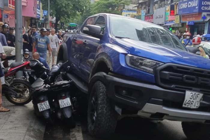 Clip: Thêm ô tô 'điên' tông hàng loạt xe máy trên phố Khâm Thiên Ảnh 2