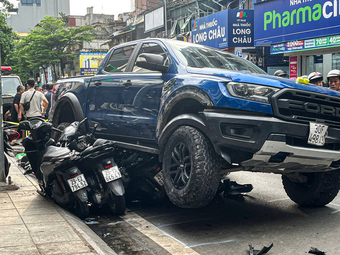 Tài xế điều khiển chiếc bán tải gây tai nạn là một người đàn ông 54 tuổi. Ảnh: VTC News