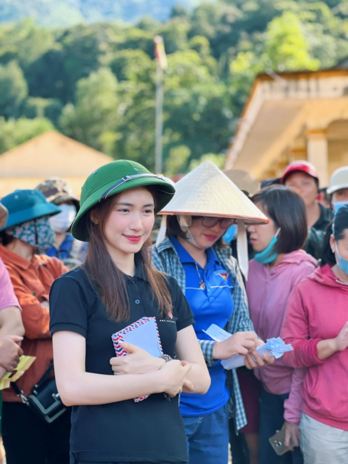 Hoà Minzy tích cực làm từ thiện, không ngần ngại đến tận nơi trao quà cho những người gặp khó khăn. Ảnh: FBNV