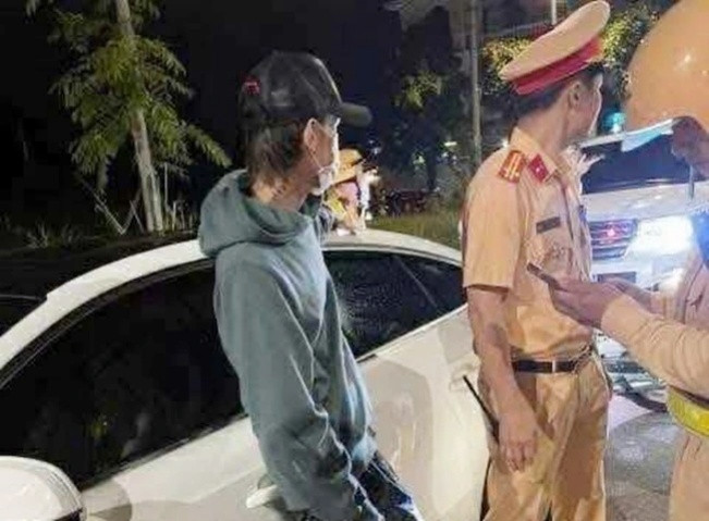 Lực lượng chức năng phát hiện B.Gold dương tính với ma tuý, lạng lách, chèn ép xe khác trên cao tốc. (Ảnh: Công an cung cấp/VOV).