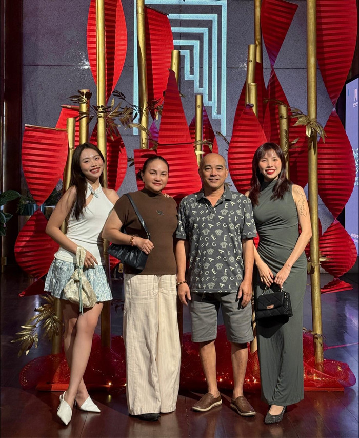 Gia đình luôn ủng hộ tinh thần cho Phương Mỹ Chi trong quá trình tham gia cuộc thi Sing! Asia. Ảnh: FBNV