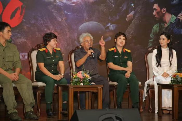 Nhà văn Chu Lai (Cầm mic) phát biểu rằng 'Mưa Đỏ' chỉ là một lát cắt nhỏ về ký ức Quảng Trị.