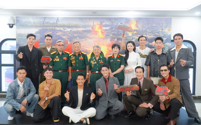 Các chiến sĩ Tiểu đoàn K3 - Tam Đảo và ê-kip làm phim. Ảnh: BTC