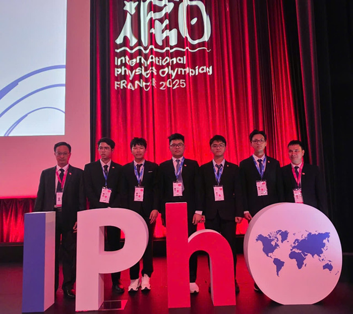 Đội tuyển Việt Nam lọt top 10 Olympic Vật lý quốc tế 2025. 