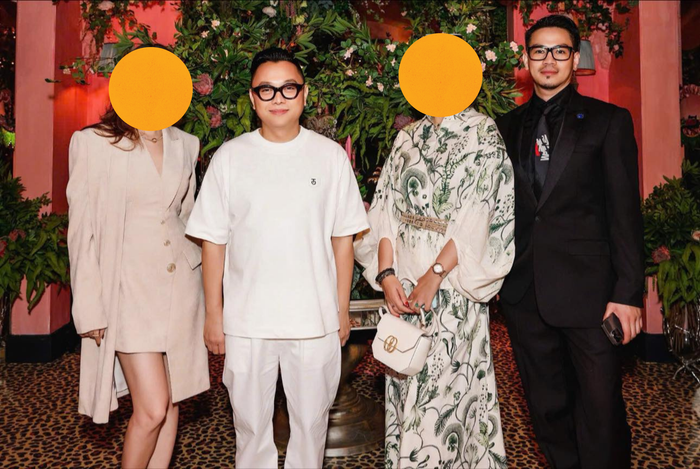 Hình ảnh NTK Nguyễn Công Trí và Trần Phú Long trong một khung hình tại một bữa tiệc riêng tư. 