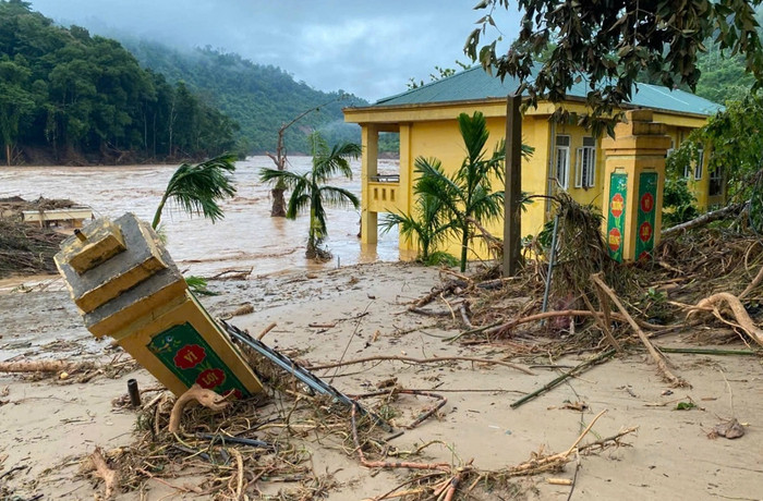 Lúc 1h ngày 23/7, nước lũ dâng cao gây ngập đến nửa cổng Trường Phổ thông Dân tộc bán trú Tiểu học Mỹ Lý 2. Ảnh ĐH 
