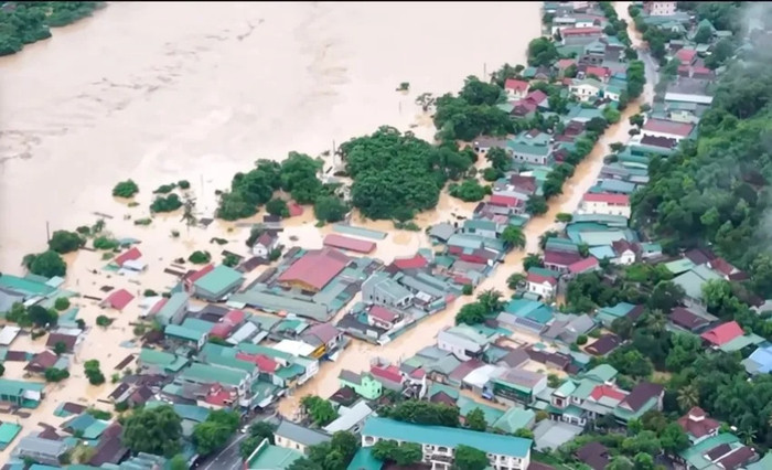 Quốc lộ 7A từ xã Tương Dương lên xã Mường Xén cũng ngập trong nước.Ảnh: Đ.TUÂN/Pháp luật TP.HCM