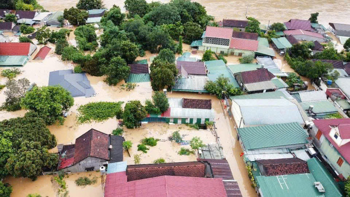 Lũ chưa từng thấy, nước ngập sát nóc nhà ở xã Tương Dương. Ảnh: T.Lương/VietNamNet