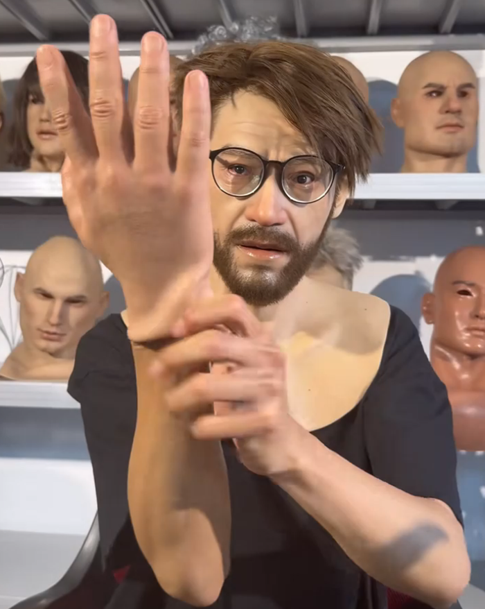 Chàng trai chế tạo mặt nạ silicon như người thật, bước tiến công nghệ hay cảnh báo đỏ cho xã hội Ảnh 3