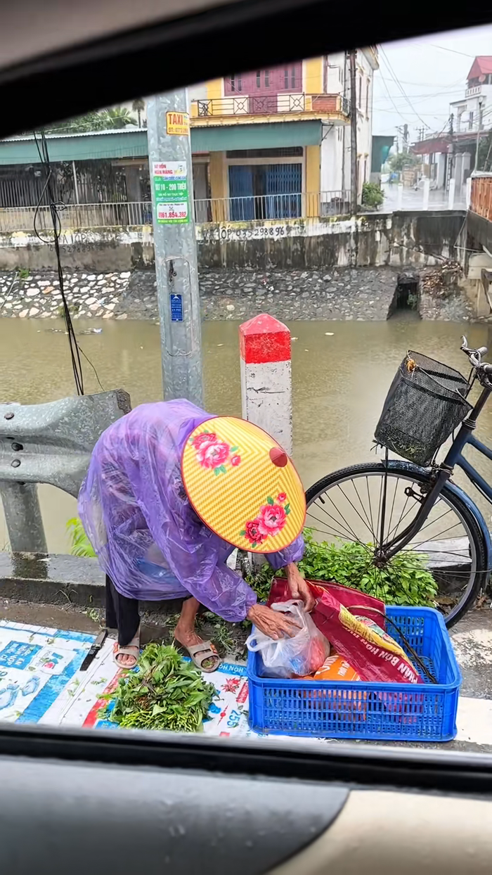 Cụ bà run rẩy bán rau giữa mưa lạnh. Ảnh: @hungghemasage.