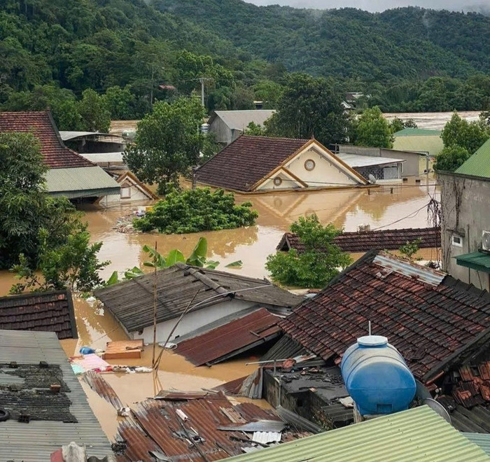 Những ngôi nhà bị biển nước nhấn chìm sau mưa lũ. Ảnh: VIETNAMNET