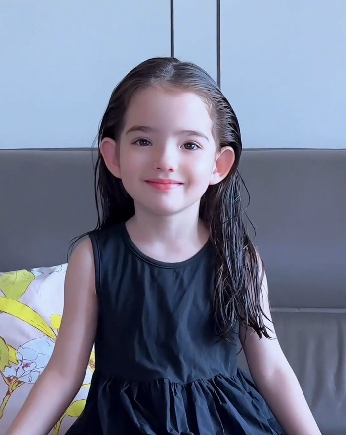 Bé gái 4 tuổi được mệnh danh là 'em bé đẹp nhất mạng Internet', nhan sắc gây bão sánh ngang với 'ngọc nữ' Emma Waston Ảnh 4