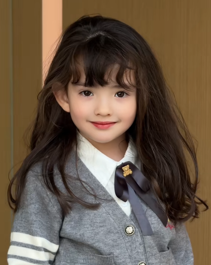 Bé gái 4 tuổi được mệnh danh là 'em bé đẹp nhất mạng Internet', nhan sắc gây bão sánh ngang với 'ngọc nữ' Emma Waston Ảnh 1