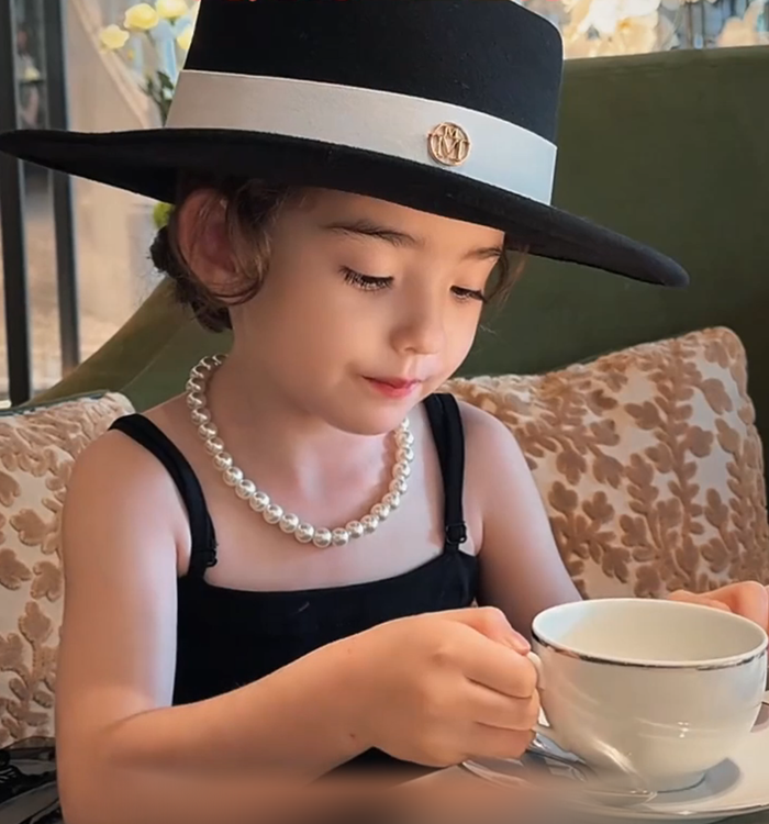 Bé gái 4 tuổi được mệnh danh là 'em bé đẹp nhất mạng Internet', nhan sắc gây bão sánh ngang với 'ngọc nữ' Emma Waston Ảnh 5