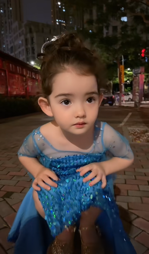 Bé gái 4 tuổi được mệnh danh là 'em bé đẹp nhất mạng Internet', nhan sắc gây bão sánh ngang với 'ngọc nữ' Emma Waston Ảnh 6