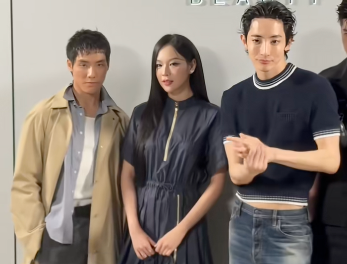 Lee Soo Hyuk tỏ ra bối rối, cố gắng giữ khoảng cách với Phí Phương Anh khi chụp hình tập thể. Ảnh: TikTok Nhân vật