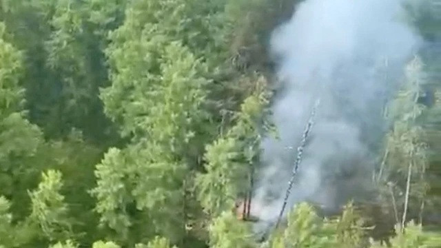 Hình ảnh tại hiện trường cho thấy phần thân máy bay bốc cháy nghi ngút, nằm giữa khu rừng rậm rạp. (Ảnh The Guardian)